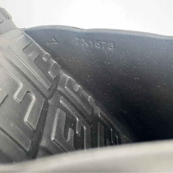 Fendi Black Logo Embossed Rubber Cloud Slides Size - 7 - Picture 10 of 10